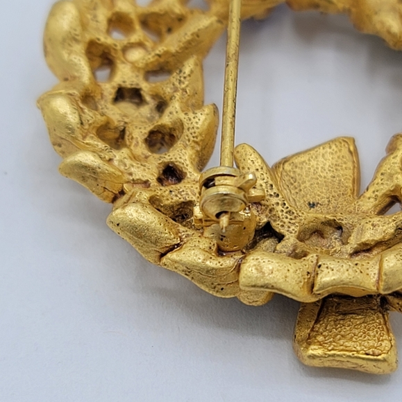 Holiday Wreath Brooch Rhinestone Flowers Christmas Gold tone Pin Hobé Style Vtg - Picture 9 of 12